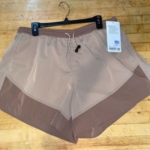 Lululemon Evergreen short. Size 12. NWOT.